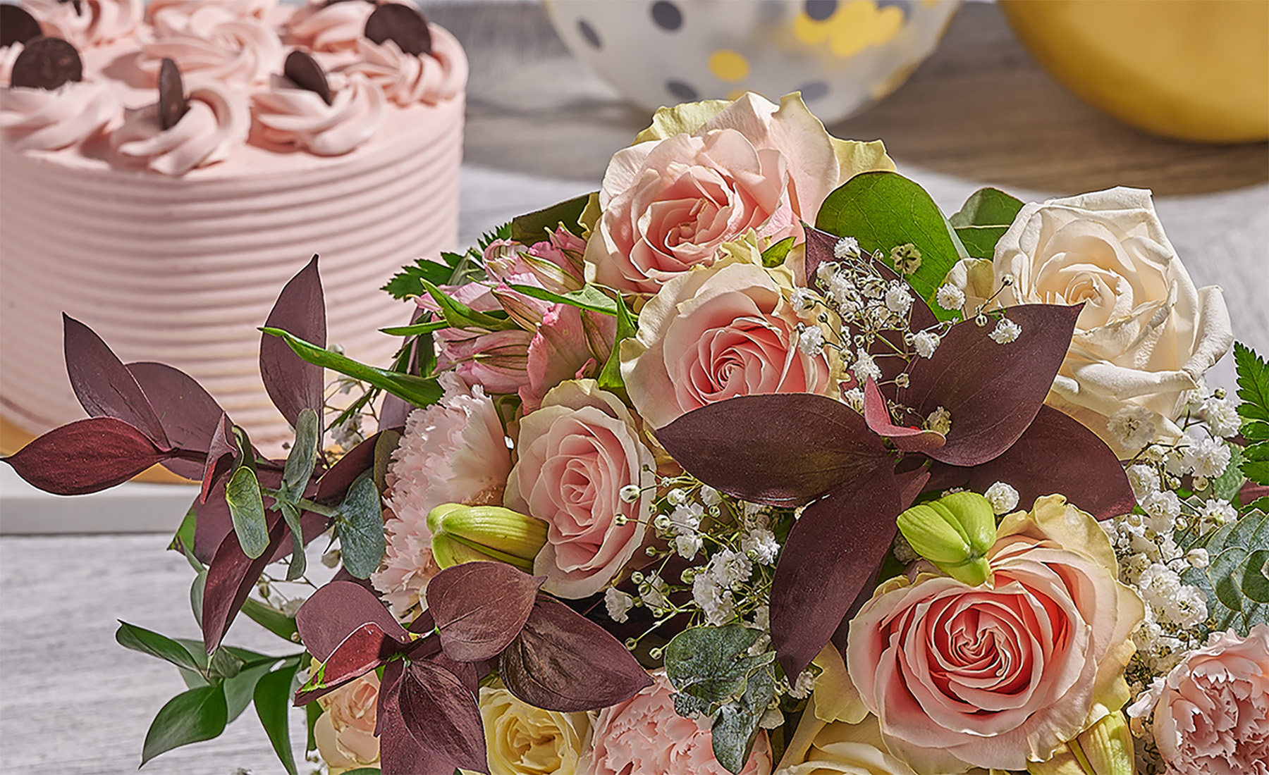 Floral arrangement delivered in California by a professional floral studio